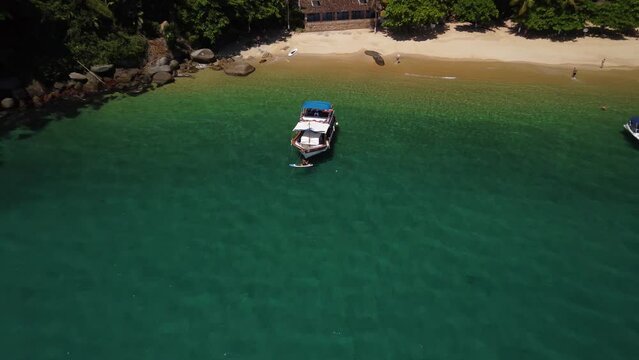 Vista a&eacute;rea de uma praia ( praia da Lula) de aguas cristalinas em frente a mata atlantica na costa da cidade de Paraty no estado do Rio de Janeiro - Brasil 