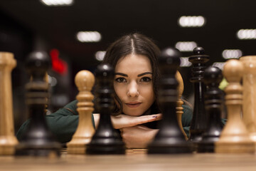 beautiful girl playing chess - obrazy, fototapety, plakaty