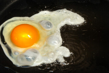 the process of preparing eggs for morning breakfast