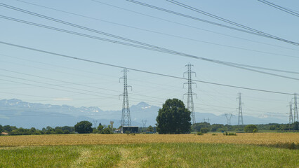 pylônes électriques dans des champs . lignes haute tensions a la campagne sous un ciel bleue 