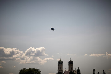 Panorama von Friedrichshafen mit einem Zeppelin © Olgierd Kajak