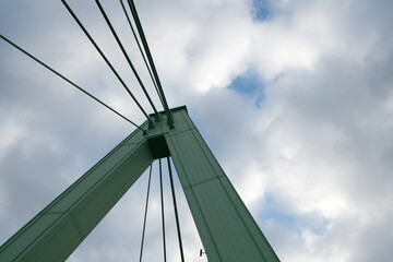 Pylon und Stahlseile von der Severinsbrücke in Köln am Rhein