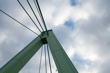 Obraz premium Pylon und Stahlseile von der Severinsbrücke in Köln am Rhein