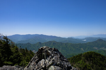 鮮やかな山の風景