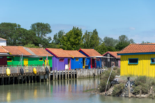 Ile d&rsquo;Ol&eacute;ron (Charente-Maritime, France), les cabanes color&eacute;es du port de Ch&acirc;teau d'Ol&eacute;ron
