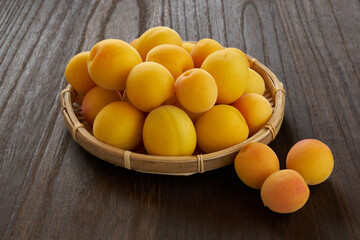 熟した梅の実を木目テーブルで