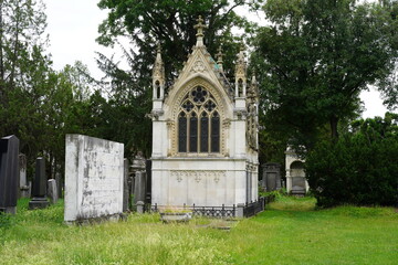 Naklejka premium Alter großer Grabbau auf dem Jüdischen Friedhof am Wiener Zentralfriedhof in Simmering
