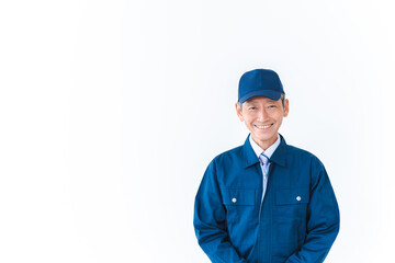 生き生きと仕事をする高齢の男性