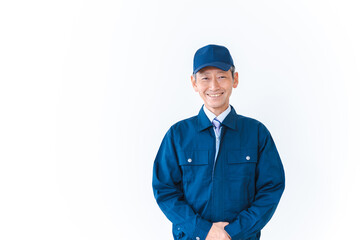 生き生きと仕事をする高齢の男性