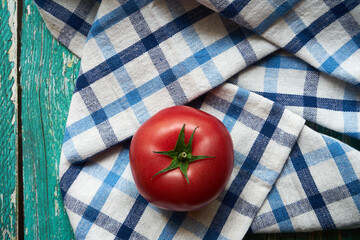 pomidor malinowy na stole 