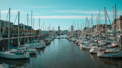 Une belle journée de vacances a Deauville. Photo avec des bateau garées. France Deauville.