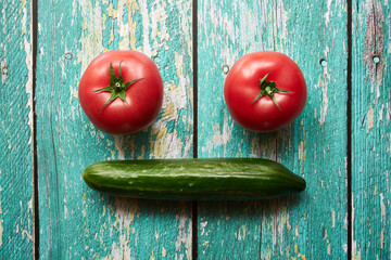 dwa pomidory malinowe i ogórek  - obrazy, fototapety, plakaty