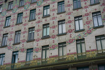 Jugenstilfassade mit floraler Malerei in Wien