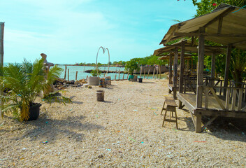 a place for visitors to take shelter beside the beach, beach hut