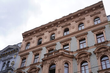 Fototapeta na wymiar Historisches Hausfassade mit Fliesen in Wien