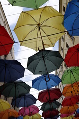 Tolerancja parasole kolorowe tęczowe nad ulicą