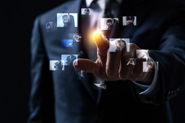 ホログラムを操作するビジネスマン