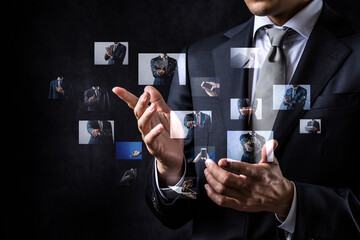 ホログラムを操作するビジネスマン