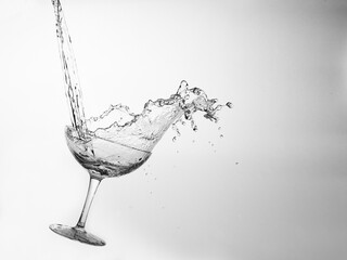 Splash_im_Champagnerglas_2_Graustufen