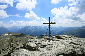 Fototapeta na wymiar Gipfelkreuz des Rastkogels, Zillertal, Tirol, Österreich