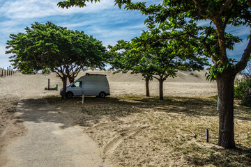 camper idylle glamping camping Côte d’Argent trend urlaub hype sand strand frankreich bus Vanlive Vanlife Campingbus mobile working digital live digitale nomaden wohnmobil