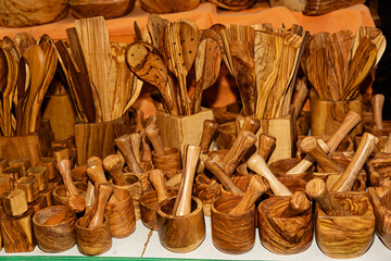 Venta de utensilios de cocina en madera.