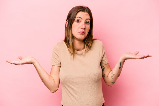 Young caucasian pregnant woman isolated on white background doubting and shrugging shoulders in questioning gesture.
