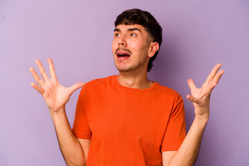 Naklejka premium Young caucasian man isolated on purple background screaming to the sky, looking up, frustrated.