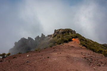 Madera szczyty w chmurach Pico Ruivo trail - obrazy, fototapety, plakaty