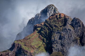 Krajobraz Madery - szlak na Pico Ruivo - obrazy, fototapety, plakaty