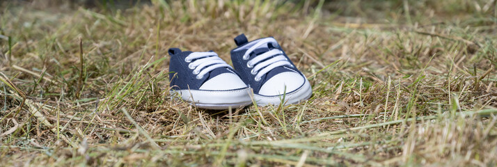 paire de chausson de bébé dans l'herbe