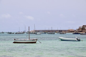 Fischerboote und Schiffe an der Küste von Boa Vista / Fishing boats and ships on the Boa Vista...