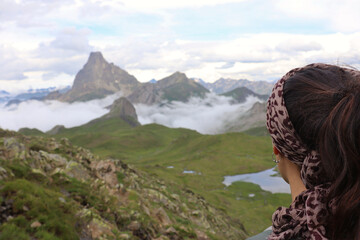 chica mirando las montañas del pirineo