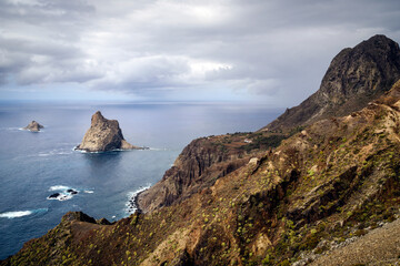 Fototapeta na wymiar Vista de los Roques de Anaga desde el sendero de la montaña en el Parque Rural de Anaga, Tenerife, Islas Canarias, España 