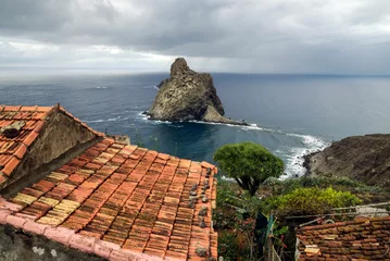Foto op Canvas Vista de los Roques de Anaga desde una de las pocas casas que quedan inhabitadas en la ladera de la montaña en el Parque Rural de Anaga, Tenerife, Islas Canarias, España  © inigolaitxu
