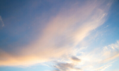 Obraz premium Summer sky. Cumulus clouds on a blue background. Partly cloudy.