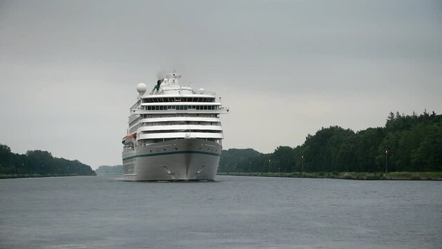 Kreuzfahrtschiff Amera im Nord-Ostsee-Kanal 