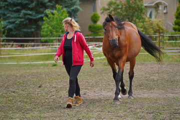 Trakehner Feldmeyer with owner at pasture