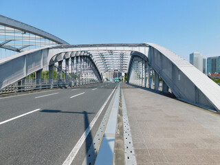 大川に架かる桜宮橋の車道と歩道(大阪市で2022年6月撮影)