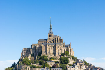 Mont Saint-Michel depuis la baie à marée basse