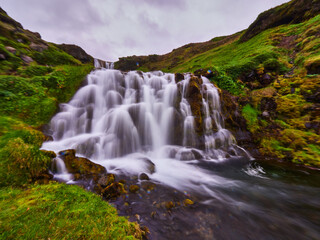 Fototapeta na wymiar Cascada Sheep's Waterfall Islandia Norte