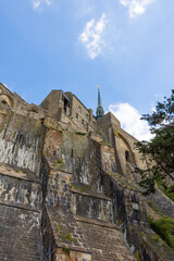 Obraz premium Vue depuis les contrebas sur l'Abbaye du Mon Saint-Michel et son clocher surmonté de l'Archange Saint-Michel