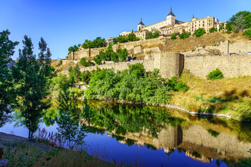 Fototapeta premium Panoramic view of the Unesco city of Toledo next to the Tagus River.