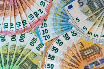 Teuerung & Inflation: geordnetes Bargeld (Euro-Banknoten €)