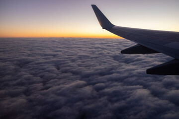Fototapeta na wymiar Ala de avión sobrevolando las nubes