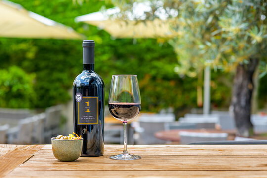 uno p𝗿𝗶𝗺𝗶𝘁𝗶𝘃𝗼 𝗱𝗶 m𝗮𝗻𝗱𝘂𝗿𝗶𝗮 italian red wine