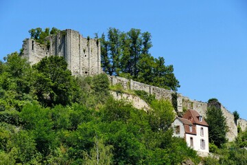 Fototapeta na wymiar Les ruines du château sur les hauteurs de la ville d’Aubusson