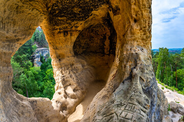 Kleine Höhlen im Sandstein an den Klusfelsen im Harz bei Halberstadt