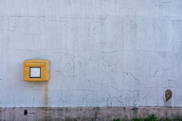 gelber Briefkasten der Deutschen Post an weißer Wand, Lietzow, Insel Rügen