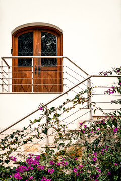 Ventanas y puertas de madera, cafe, caf&eacute;, rustico, antiguo, arquitectura, fachada